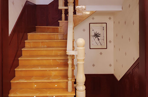 天涯镇中式别墅室内汉白玉石楼梯的定制安装装饰效果